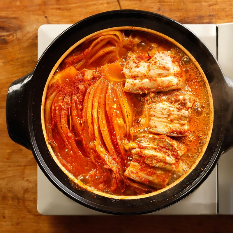 나머지 멸치 다시마 육수 2컵을 끓이는 중간에 추가로 넣고 국물이 자작해지고 김치와 삼겹살이 부드럽게 익을 때까지 20분 정도 끓여주세요.
(tip 부족한 간은 김치 국물을 가감해서 조절해 주세요.)