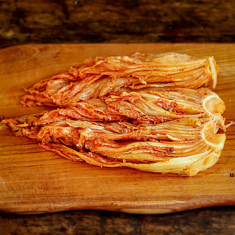 김치는 속 재료를 털어내고 꼭지를 붙인 채 3등분 하여 썰어주세요. 볼에 양념장 재료를 넣고 섞어 양념장을 만들어주세요.
(tip 김치의 숙성 정도에 따라 설탕을 가감해 주세요.)