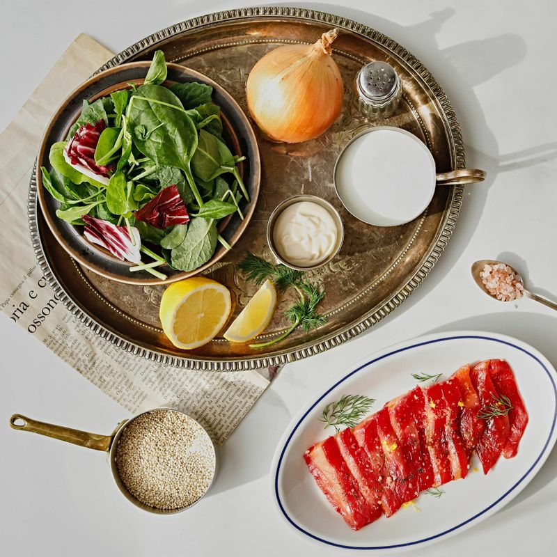 연어 그라브락스 샐러드을 위한 재료 이미지로 연어 그라브락스,샐러드 채소,양파,퀴노아 등으로 구성 되어있습니다.