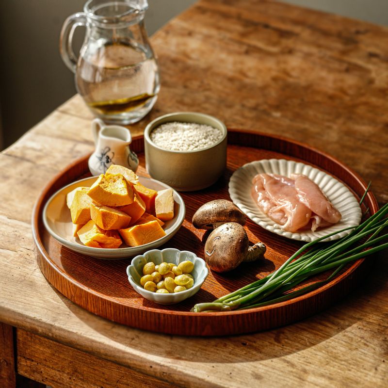 늙은호박 영양 솥밥을 위한 재료 이미지로 손질 한 늙은호박,닭 안심,표고버섯,은행,쌀 등으로 구성 되어있습니다.