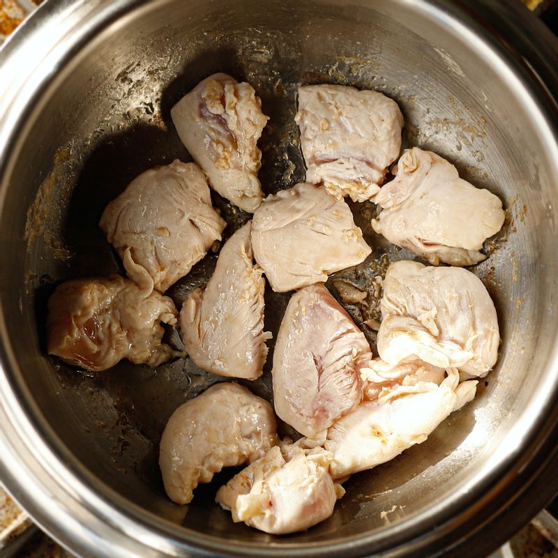 냄비에 참기름을 두르고 닭 안심과 고기 밑간 재료를 넣어 볶다가 쌀을 넣고 볶아주세요. 쌀알이 투명해지면 다시마 육수와 소금을 넣고 밤을 올린 후 뚜껑을 닫아 중간 불에서 끓여주세요.