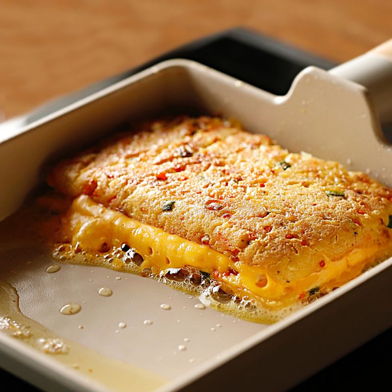 한쪽 면을 반으로 접어 덮어준 후 치즈가 녹을 때 까지 약불에서 구워주세요.