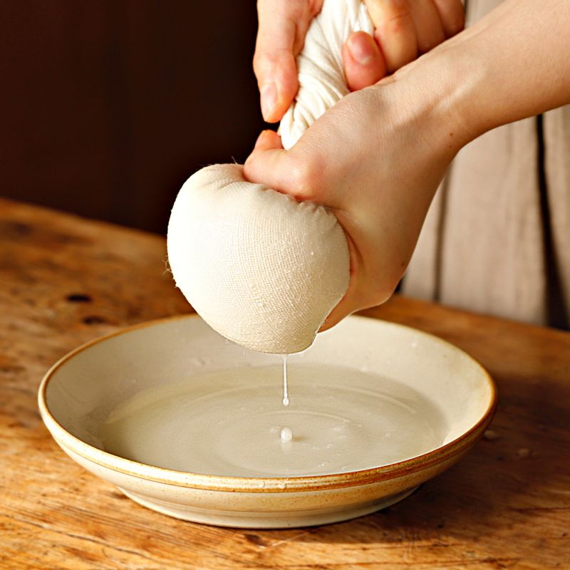 두부는 면 보자기에 싸서 물기를 꽉 짜주세요.