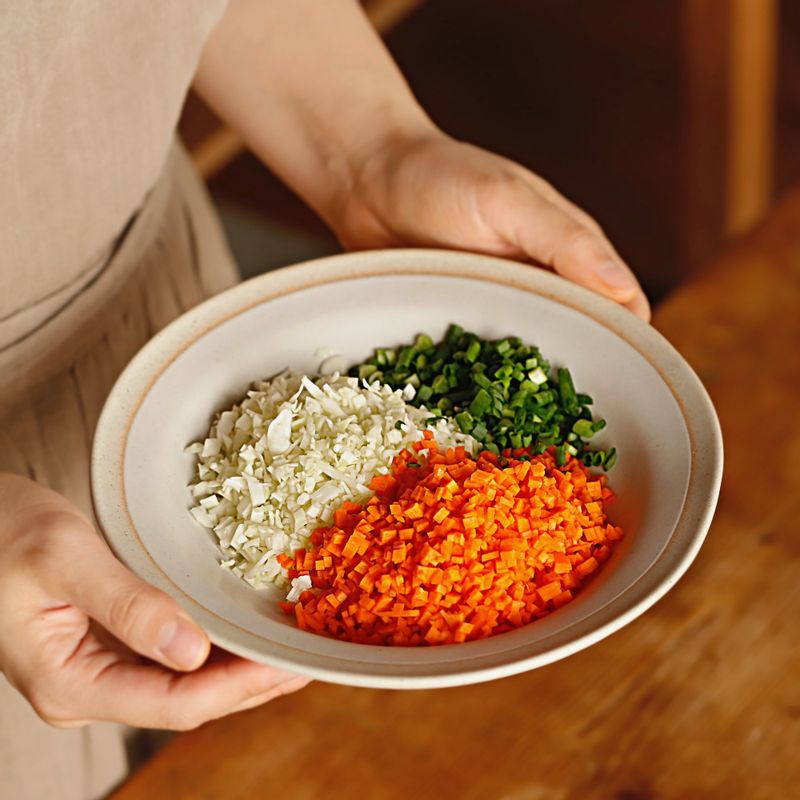 당근, 양배추는 잘게 다지고 쪽파는 송송 썰어주세요. 
(집에 있는 채소들을 활용해도 좋아요)