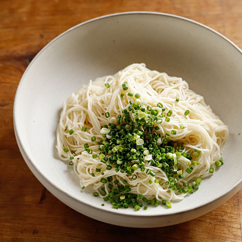 큰 볼에 삶은 국수와 국수 양념장, 송송 썬 파를 넣어 골고루 섞어주세요.
(기호에 따라 청양고추를 송송 썰어 넣으면 매콤한 맛으로 즐기실 수 있어요)