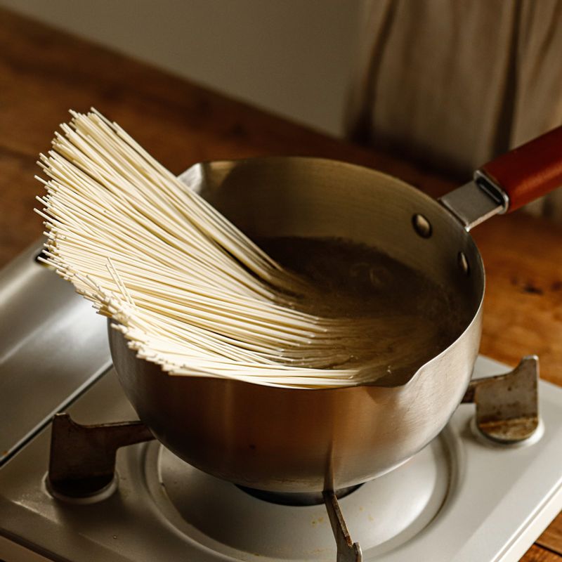 끓는 물에 소면을 펼쳐 넣고 젓가락으로 저어 면끼리 달라붙지 않도록 저어주고 물이 끓어오르면 찬물 반 컵을 2~3회 반복해서 부어 국수를 삶아주세요. 흐르는 찬물에 소면을 여러 번 씻어 전분기를 없애고 체에 받쳐 물기를 빼주세요.