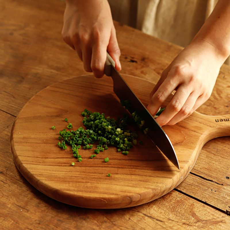 쪽파는 얇게 송송 썰어주세요. 볼에 국수 양념 재료를 넣어 섞어주세요.