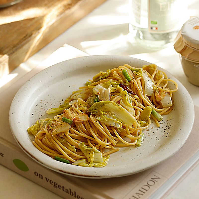 접시에 알배추 파스타를 담고 후추를 뿌려 맛있게 즐겨주세요.