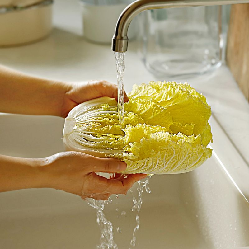 깨끗이 씻은 알배추는 1cm 폭으로 채를 썰어주세요. 마늘은 편 썰고 쪽파는 2cm 길이로 썰어주세요.
(tip. 알배추는 같은 크기의 잎을 겹쳐 썰어주시면 동일한 크기로 썰 수 있어요)