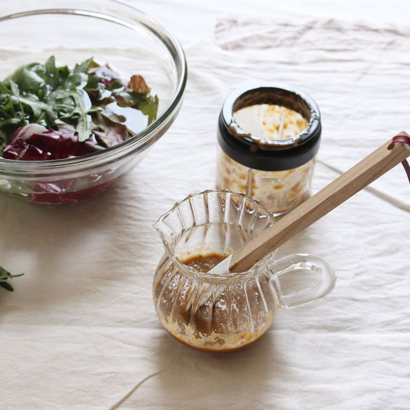 잎채소는 한입 크기로 자른 후 찬물에 담갔다가 물기를 제거합니다.