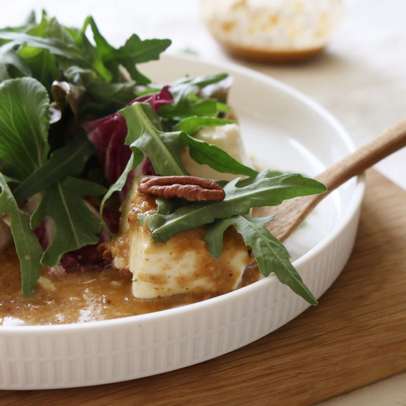 드레싱 재료를 믹서에 갈아 잘 섞어주세요. 그릇에 연두부를 올리고 드레싱을 뿌린 후 잎채소와 피칸을 얹어 마무리해주세요.