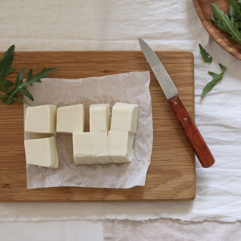 연두부는 물기를 제거하고 부서지지 않도록 주의하여 8등분으로 잘라주세요.