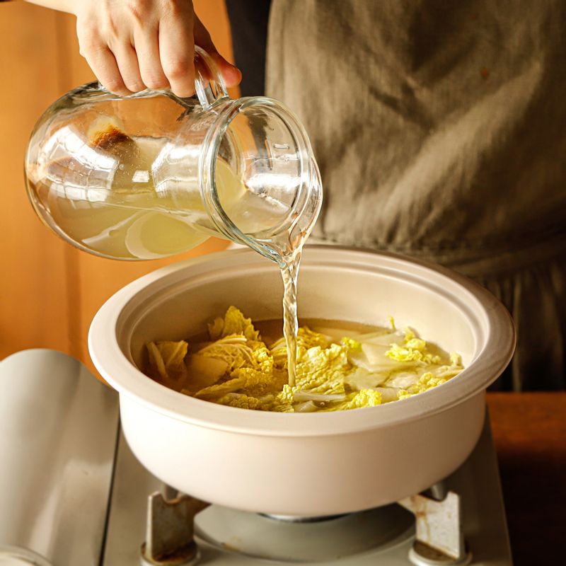 볶은 무와 배추에 육수를 붓고 5분 정도 끓여주세요.