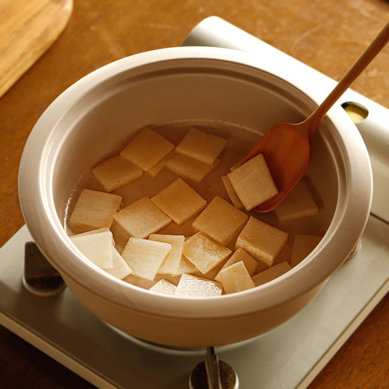 냄비에 참기름을 두르고 무-배추 순으로 넣고 볶아주세요.