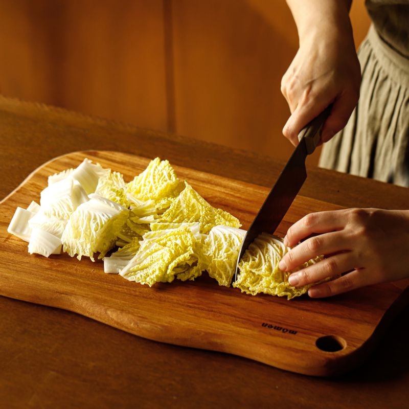 무와 배추는 먹기 좋게 나박 썰어주세요. 대파와 청양고추, 홍고추는 어슷하게 썰어주세요. 당근은 채 썰어주세요.