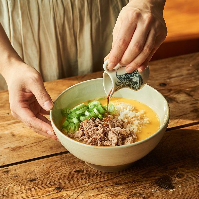 달걀 물에 밥과 참치, 대파, 간장을 넣고 섞어주세요.
(참치는 기름을 빼고 사용해 주세요)