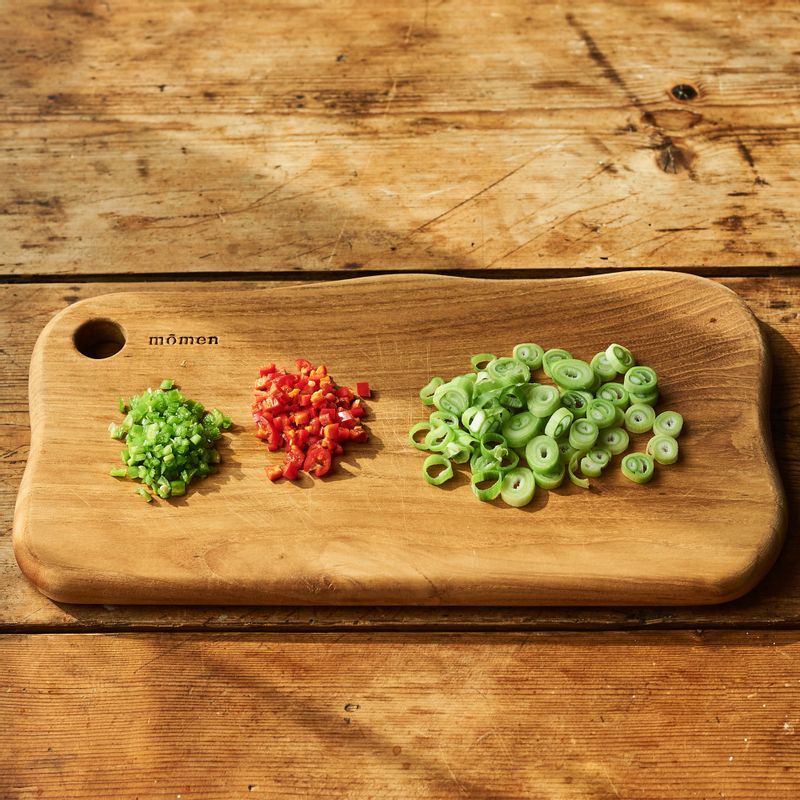 대파는 송송 썰어주세요. 청, 홍고추는 다져주세요.