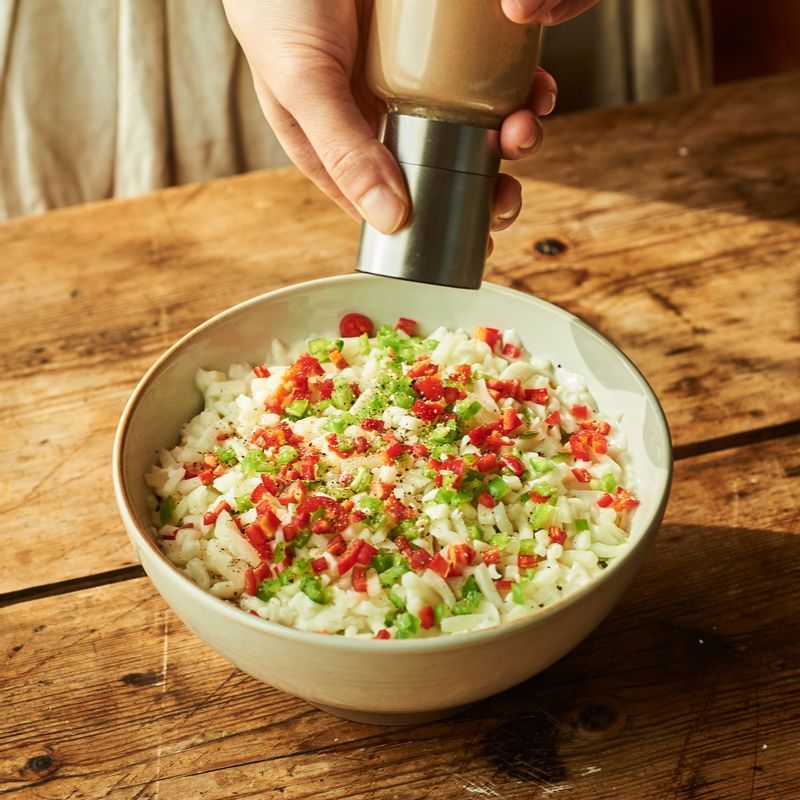 피자치즈와 청, 홍고추를 올린 후 후추를 뿌려 2분 30초간 돌려주세요.