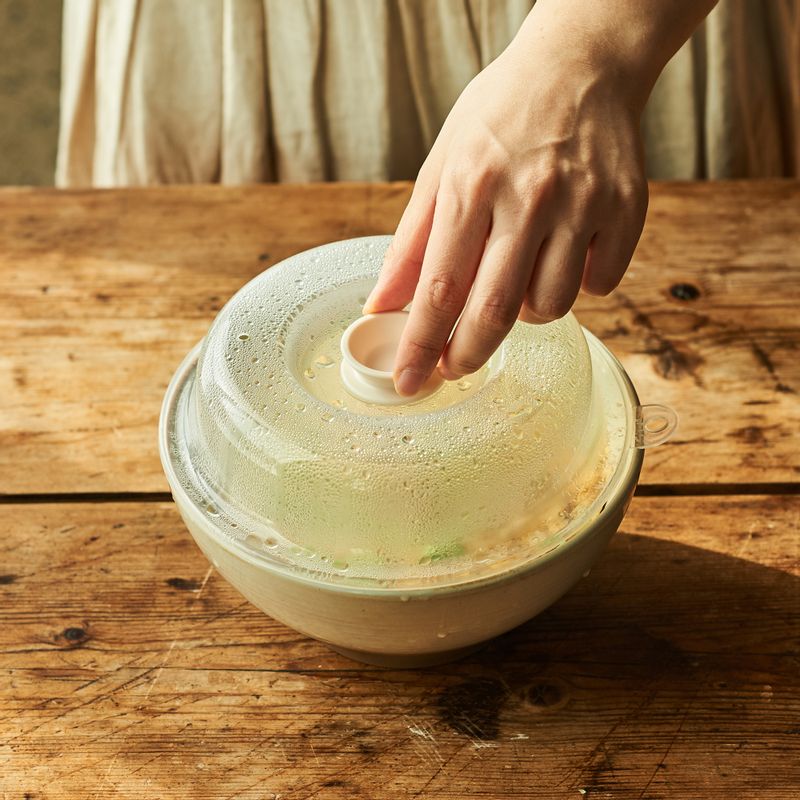 전자레인지에 5분간 돌려주세요.
(전자레인지 전용 뚜껑을 사용해 주세요)