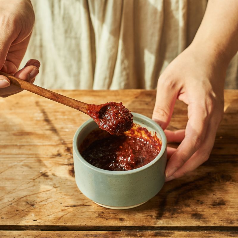 볼에 양념 재료를 넣어 섞어주세요.