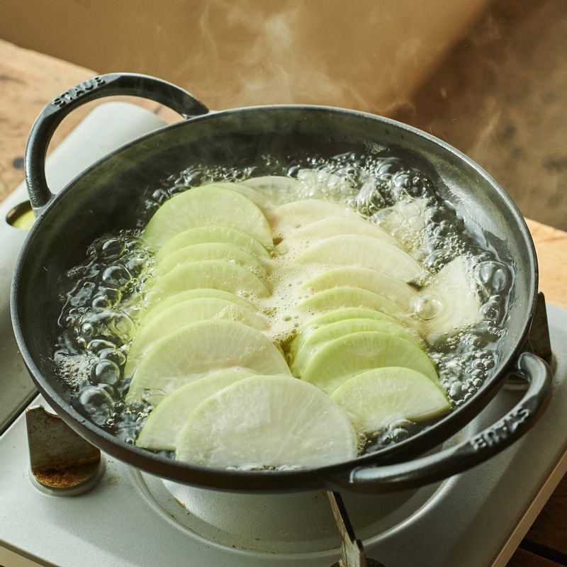 냄비에 멸치 다시마 육수 ½과 무를 넣어 5분 정도 끓이다가 양념 재료를 넣어 끓여주세요.