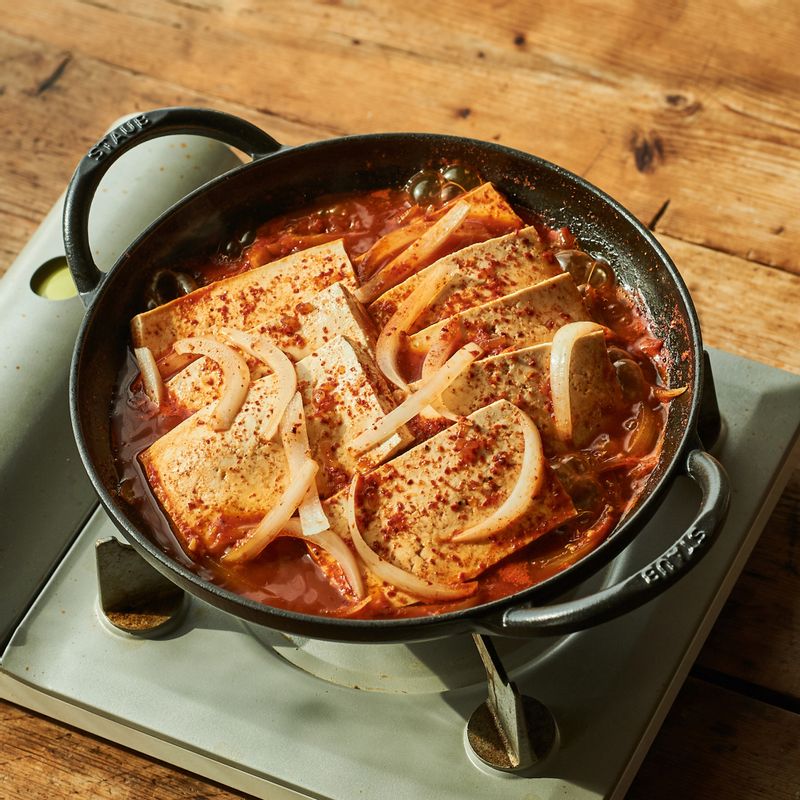 무가 익으면 두부와 양파를 넣고 3분 정도 중간 불에서 끓여주세요.
(tip. 육수를 중간중간 추가해가며 끓여주세요)