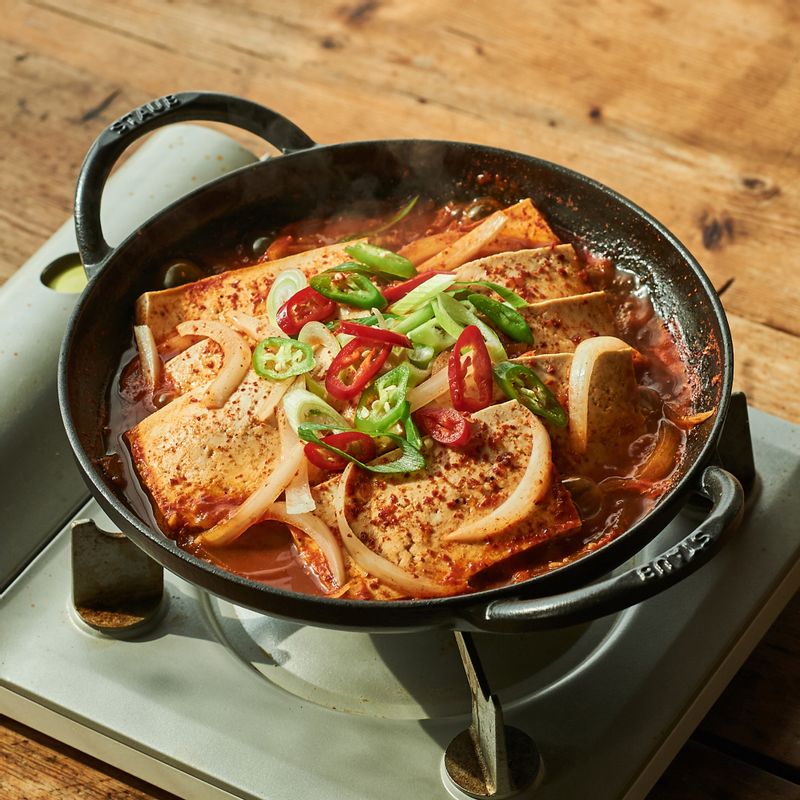 마지막에 대파와 청양고추, 홍고추를 넣어 국물이 자작해질때까지 중약불에서 졸여주세요.
(tip. 두부에 간이 잘 배도록 국물을 끼얹어 주세요)