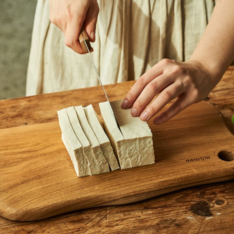 두부는 넓적하고 길게 썰어주세요.