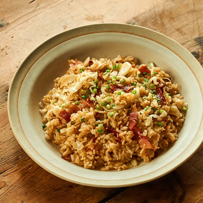 그릇에 볶음밥을 담고 쪽파와 통깨를 뿌려 완성해주세요.
(기호에 따라 김 가루를 뿌려 드셔도 맛있게 드실 수 있답니다)