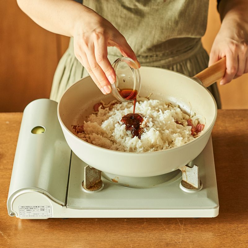 밥과 양념을 넣어 고루 섞어가며 볶다가 마지막에 참기름을 넣어주세요.