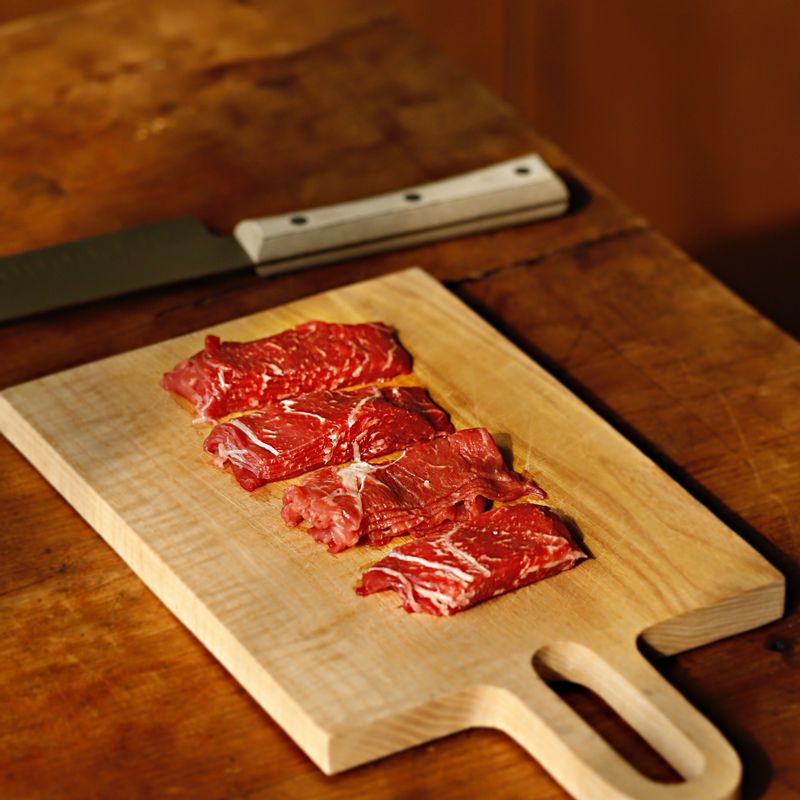 쇠고기는 먹기 좋은 크기로 썰고 키친타월에 올려 핏물을 제거해 주세요. 밑간 재료를 넣어 15분 정도 재워주세요.