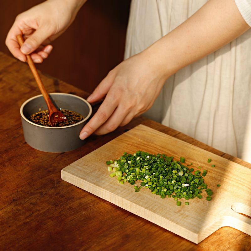 쪽파는 송송 썰어주세요. 볼에 양념 간장 재료를 넣어 양념장을 만들어주세요.