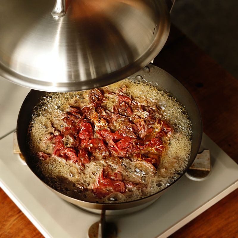 달군 팬에 밑간한 쇠고기와 물을 넣고 뚜껑을 닫아 2~3분 정도 익혀주세요.