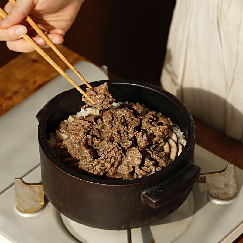 불을 끄고 쇠고기와 송송 썬 쪽파를 얹어 5분 정도 뜸을 들인 후 주걱으로 위 아래 가볍게 섞어주세요.