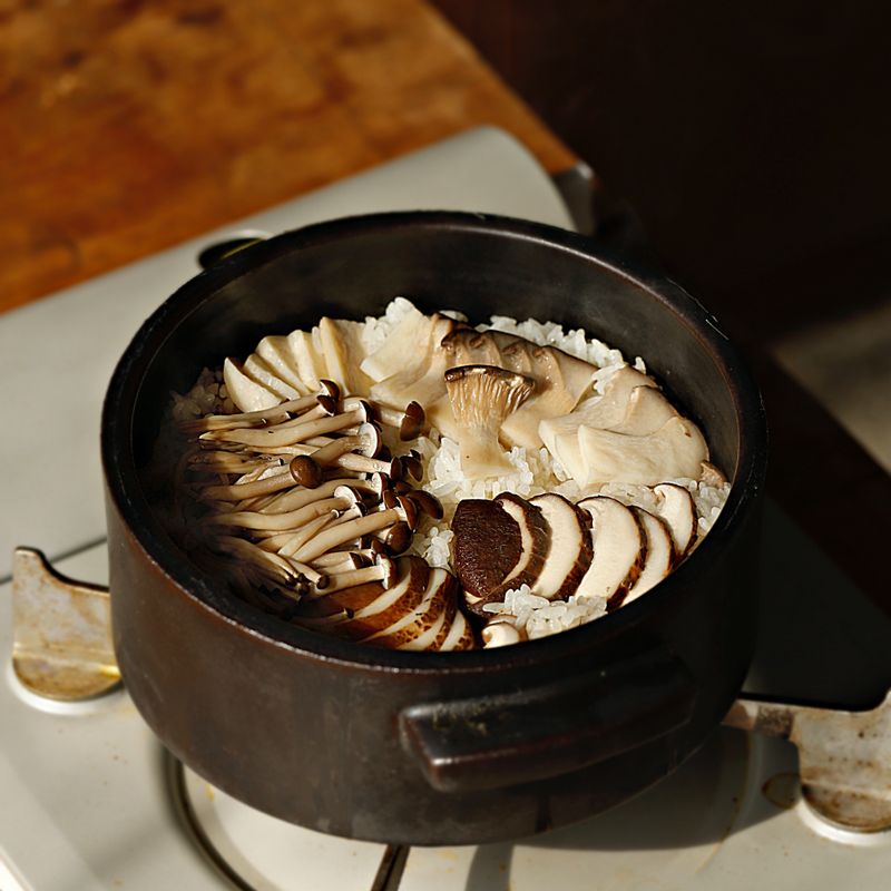 밥물이 끓기 시작하면 약한 불로 줄여 15분 정도 익혀주세요.