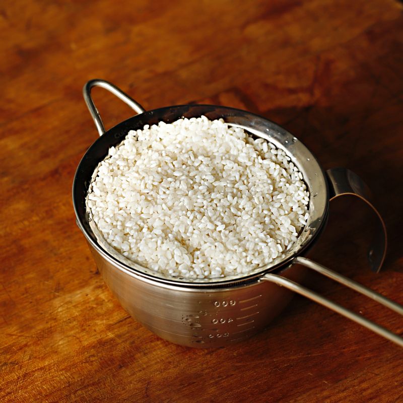 쌀은 깨끗이 씻어 30분 정도 불린 후, 체에 받쳐 물기를 빼주세요.
(쌀을 불려 사용하면 밥이 더욱 부드러워요)