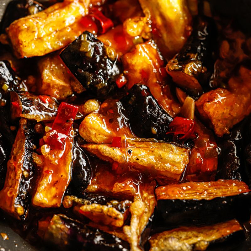 완성된 소스에 튀겨 둔 가지를 넣어 재빠르게 버무려주세요.