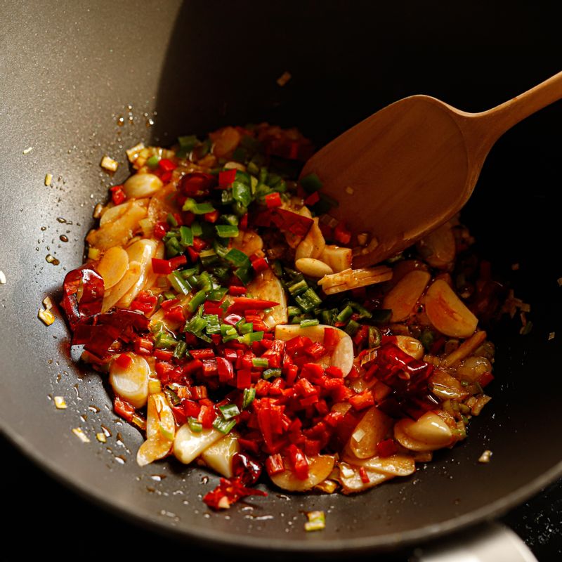 달군 팬에 고추기름을 두르고 마늘과 대파, 건고추를 넣어 볶다가 다진 청홍고추와 소스를 넣어 1~2분 정도 끓여주세요. 마지막에 전분물을 넣고 골고루 섞어주세요.
(전분물은 조금씩 부어가며 농도를 맞춰주세요)