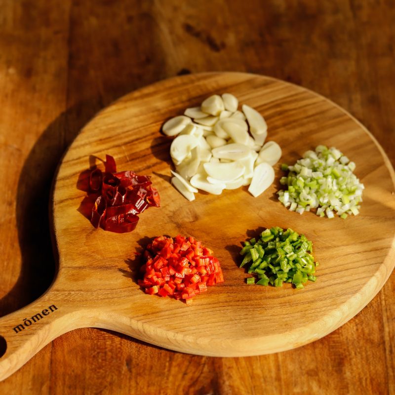 청고추와 홍고추는 반으로 갈라 씨를 뺀 후 잘게 다져주세요. 마늘은 편 썰고 대파는 굵게 다져주세요. 건고추는 가위로 잘라주세요.