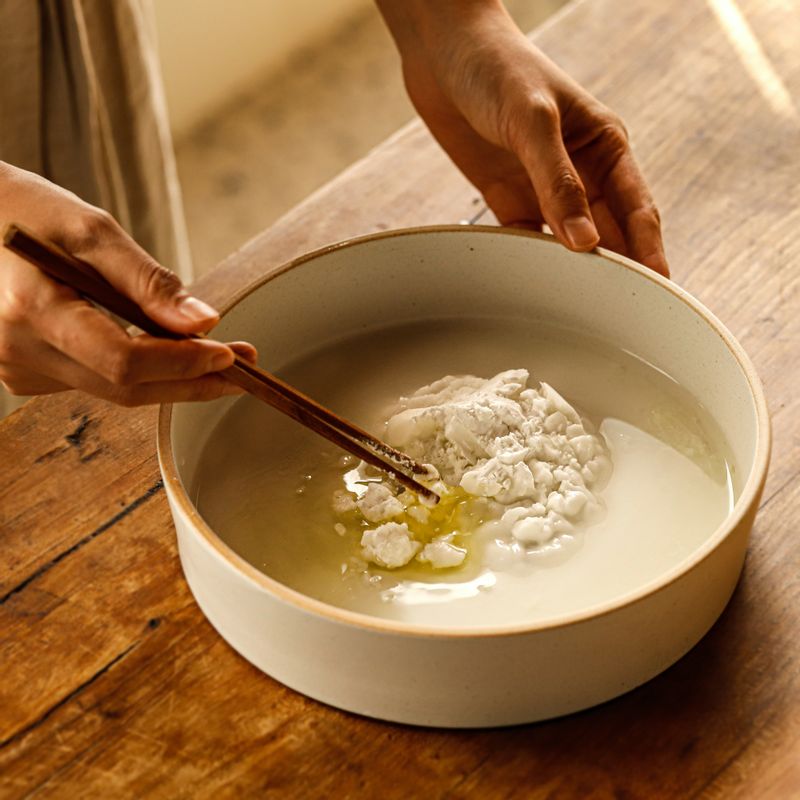 볼에 튀김 반죽 재료를 섞은 후 가지를 넣어 버무려주세요.