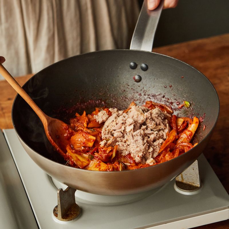 참치를 넣어 가볍게 볶아주세요.