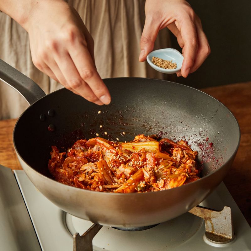 마지막에 참기름과 통깨를 뿌려 마무리해 주세요.