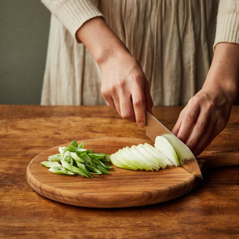 양파는 슬라이스하고 대파는 어슷하게 썰어주세요.