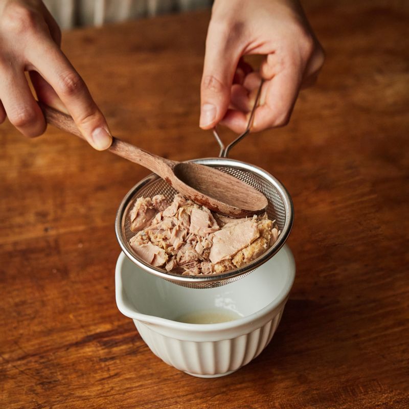 통조림 참치는 체에 밭쳐 기름을 빼주세요.