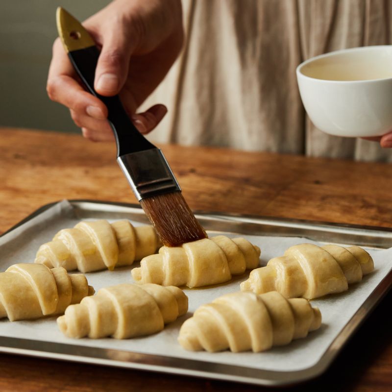 해동한 생지 위에 녹인 버터를 골고루 발라주세요.