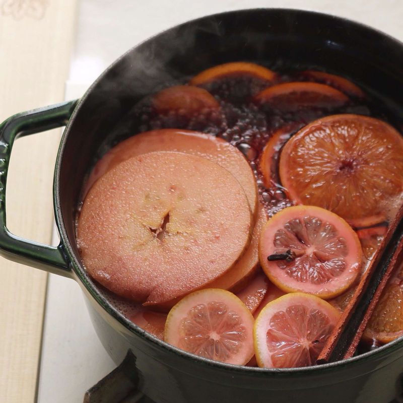 냄비에 와인과 오렌지, 사과, 레몬, 계피, 정향, 설탕을 넣고 끓기 시작하면 약한 불로 줄여 25~30분간 더 끓여주세요.