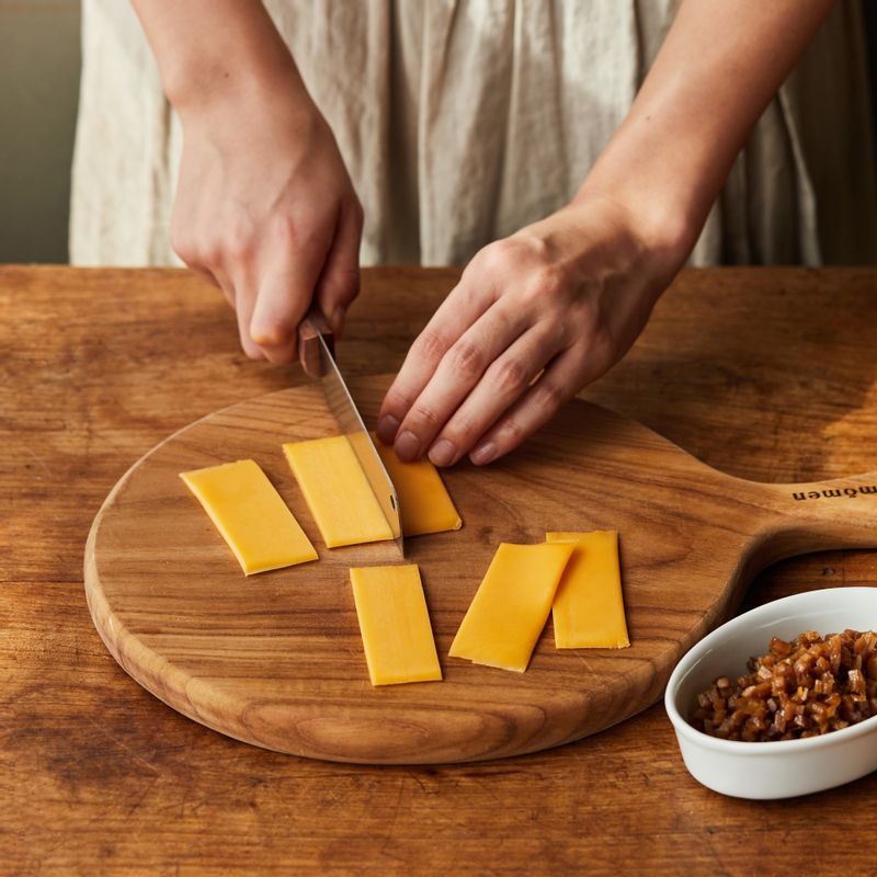 치즈는 베이컨의 폭에 맞춰 2~3등분 해주세요. 우엉은 잘게 썰어주세요.