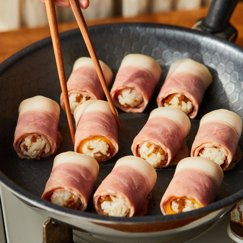 팬에 베이컨치즈말이밥을 올린 후 약불에서 노릇하게 구워주세요.
(tip. 이음새 부분이 아래로 향하게 놓고 구워야 풀리지 않아요)