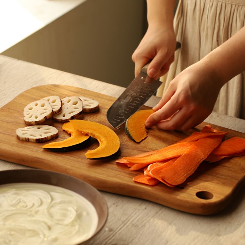 연근과 단호박은 먹기 좋게 슬라이스 해주세요. 당근은 감자칼로 얇게 슬라이스 해주세요. 소스 재료의 양파는 얇게 채 썰어 찬물에 담가 매운기를 제거해 주세요.