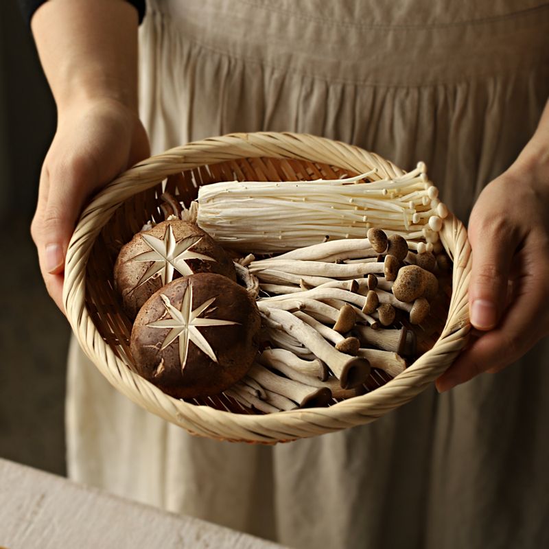 표고버섯은 젖은 키친타월로 가볍게 닦아주세요. 표고버섯의 윗부분을 칼로 조각을 내어 주고 느타리버섯과 팽이버섯은 밑동을 잘라 먹기 좋게 찢어주세요.